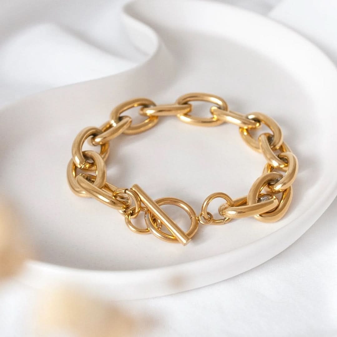 Oval Link T-Bar Set Gold - Image 4