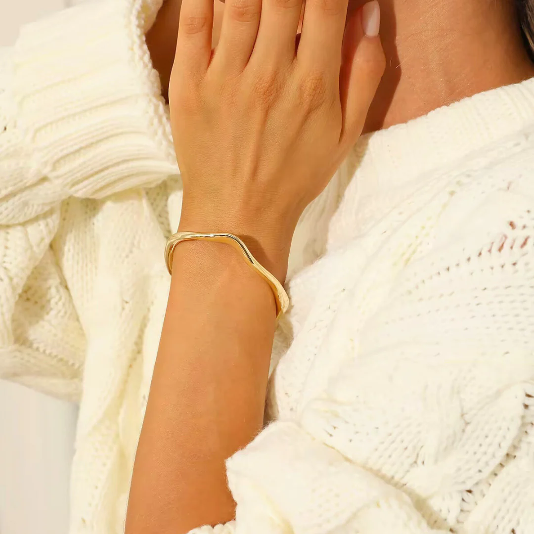Wave Bangle Bracelet Gold - Image 4